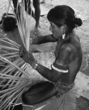 Un hombre Kayapo tejiendo. (Crédito de la foto: Conservation International)