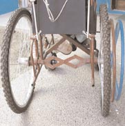 Figura 2: esta innovadora silla de ruedas tiene un eje plegable para transferir potencia desde el borde de una mano hasta el lado más alejado.
