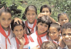 Niños en Victorino, Guisa, después del espectáculo de marionetas. Estos niños, aunque viven en comunidades aisladas en la Sierra Maestra y sus familias son bastante pobres, están bien alimentados y reciben atención médica, educación y una variedad de otros servicios gratuitos, como todos los niños en Cuba.