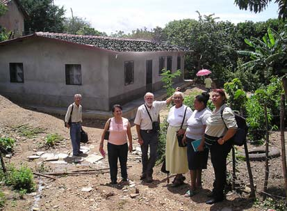 Un grupo de coordinadores, maestros especiales y voluntarios locales del programa Juana Leclerc RBC acompañaron a David Werner para visitar a los niños con discapacidad de las aldeas en sus hogares.