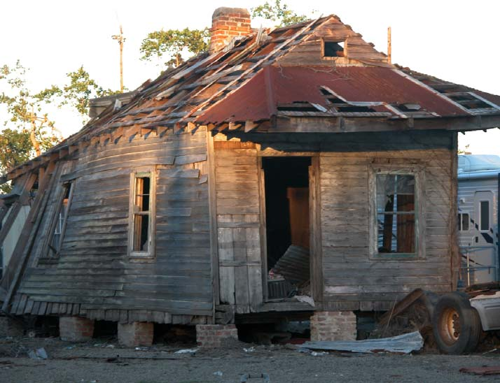 Esta casa de esclavos fue construida hace casi 200 años y había estado habitada continuamente hasta Katrina. Aun así, sigue en pie.