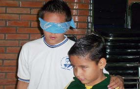 Este niño con los ojos tapados fue guiado por los alrededores por uno ciego, para quien era mucho más sencillo orientarse.