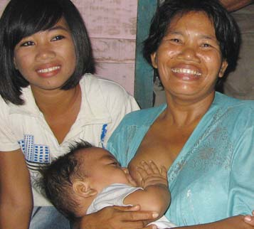En Kalimantan, muchas madres van directamente amamantando a sus bebés …