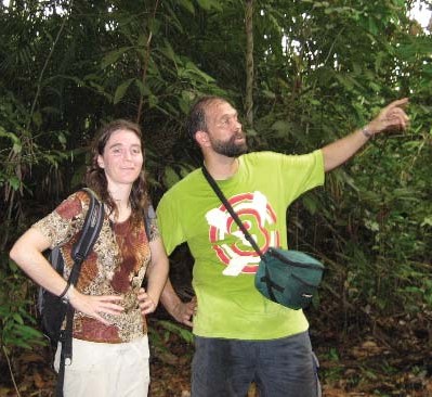 Kinari y Campbell Webb, fundadores de Health in Harmony, vinieron por primera vez a Kalimantan (Borneo) para estudiar la vida en las selvas tropicales.