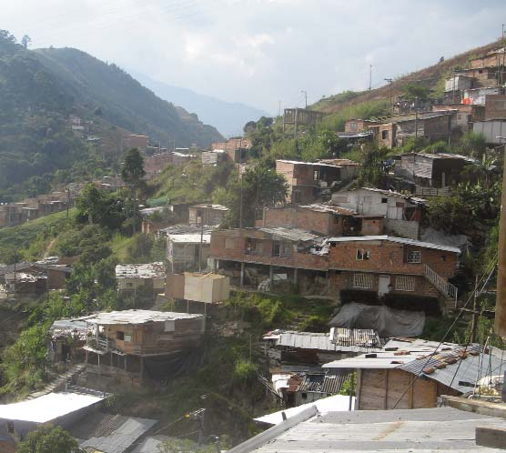Las cabañas suben por las empinadas laderas de Medellín, una encima de la siguiente. Muchas son viviendas para personas desplazadas por la violencia en las zonas rurales de Colombia. Para las personas con discapacidad que viven en estas chozas, son como cárceles.