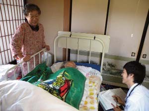 Un médico del hospital de la comunidad de trabajadores agrícolas en Saku visita la casa de una mujer de 93 años, a quien su hija anciana cuida durante todo el día.