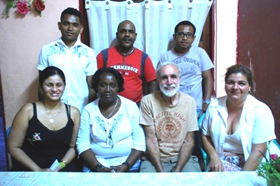 David Werner con 4 médicos cubanos y 2 estudiantes de medicina timorenses.