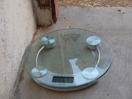 Un ejemplo de tecnología inapropiada: para aumentar el suministro de escalas para el monitoreo del crecimiento, una ONG extranjera donó costosas balanzas de suelo de vidrio que usan una batería no disponible en Timor!