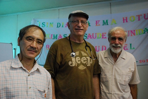 El Dr. Dan Murphy (centro) con el Dr. Toru Honda, fundador de SHARE y David Werner.