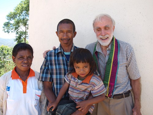 David con un ex guerrillero - ahora un promotor de salud familiar - con su esposa e hijo.