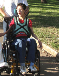 Matías nació con parálisis cerebral, que hizo imposible el movimiento voluntario de todo su cuerpo