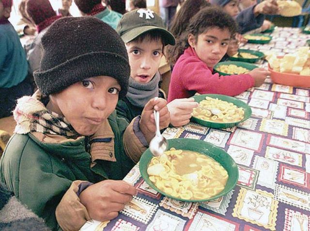 Niños hambrientos en la cocina de comida patrocinada por el gobierno.