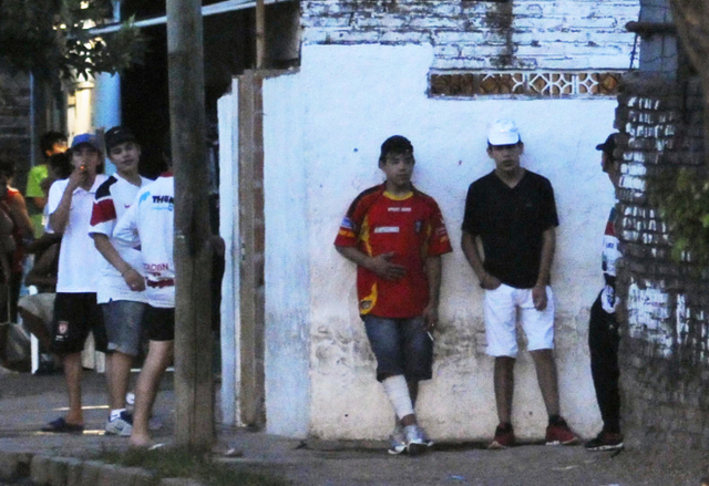 "Soldaditos" (vendedores de drogas juveniles) junto a un "búnker" en Rosario.