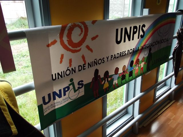 Pancarta para la "Unión de Niños y Padres por la Integración Normal"