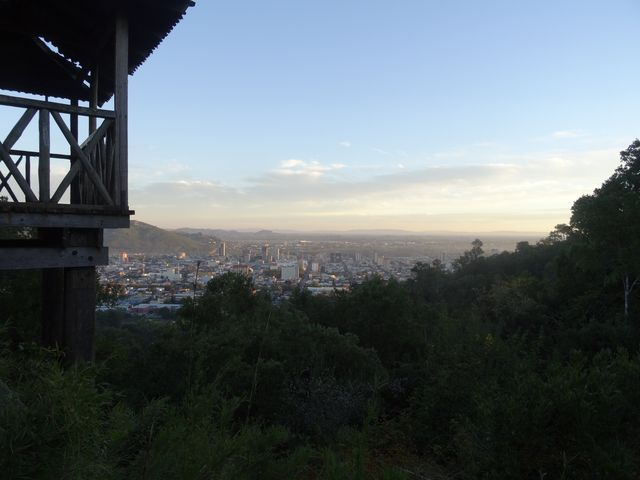 Vista de Temuco en el sur de Chile, desde un parque natural de montaña en las afueras de la ciudad, donde se ha preservado el bosque natural.