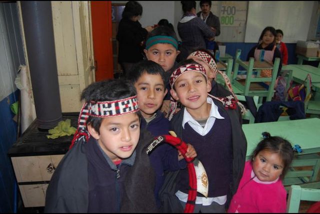 Niños mapuches en una asamblea sobre derechos indígenas.