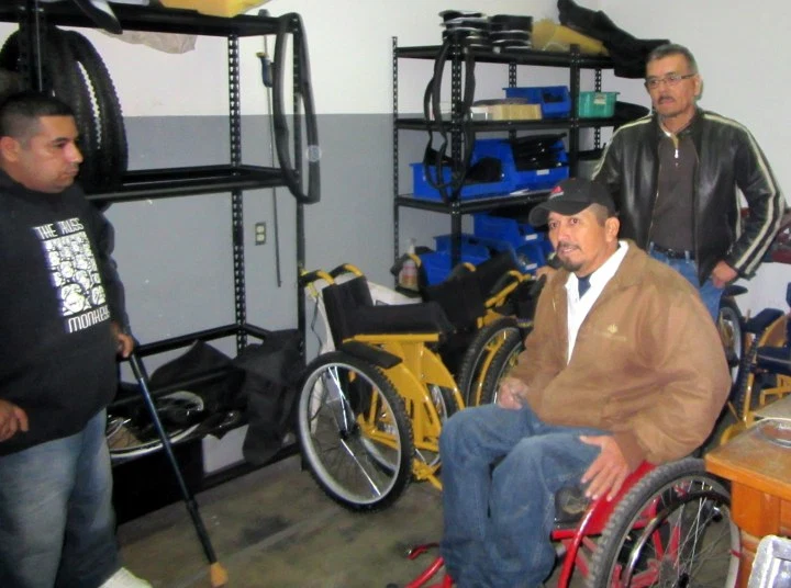 Gabriel y Kiko (a la derecha) le dieron la bienvenida a Tomás como aprendiz en el taller de sillas de ruedas ARSOBO.