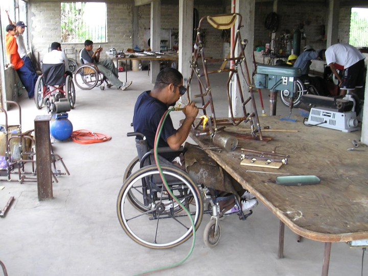 Aquí Tomás hace una silla de ruedas en PROJIMO Duranguito.