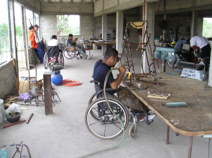 Tomás, haciendo una silla de ruedas en el taller de sillas de ruedas en PROJIMO Duranguito.