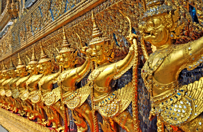 Tailandia, a pesar de su rápida modernización, tiene todavía sus raíces en las tradiciones y arte budistas. Wat Phra Kaew (el templo del Buda de Esmeralda), en los terrenos del Gran Palacio de Bangkok, es considerado el templo budista más sagrado del país. Foto: Dennis Jarvis.