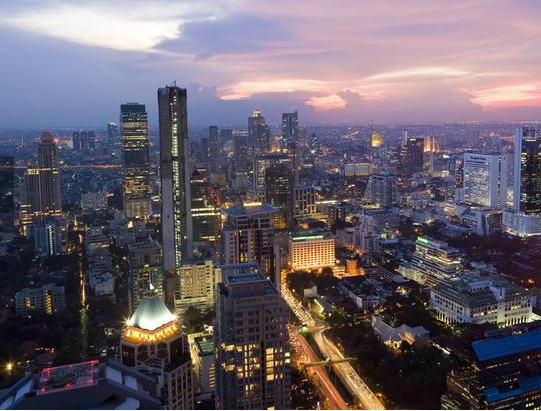 Tailandia se enorgullece de ser el único país de Asia que nunca ha sido colonizado por las potencias occidentales. Pero la metrópolis de Bangkok, actualmente con 20 millones de personas (1/3 de la población del país), hace que uno se pregunte.