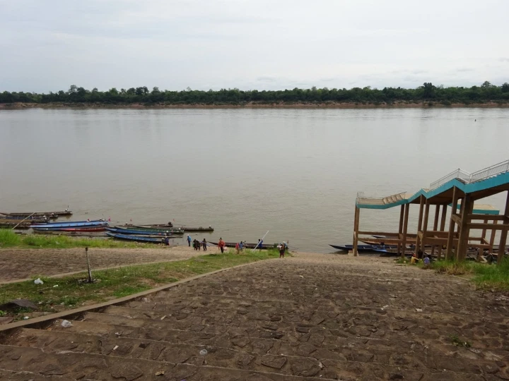 El río Mekong con Laos en la otra orilla, desde Khemarat, Tailandia. (El nivel del agua sube mucho más durante los monzones de verano).