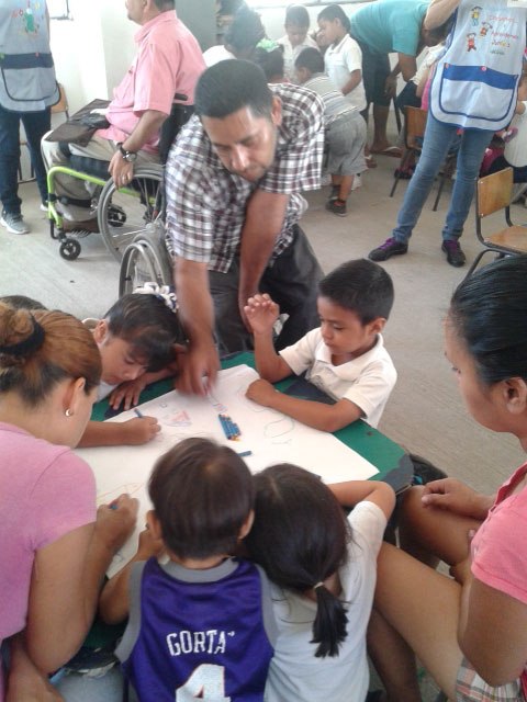Los miembros del equipo de Habilítate participaron con los niños en sus dibujos e intercambiaron ideas.