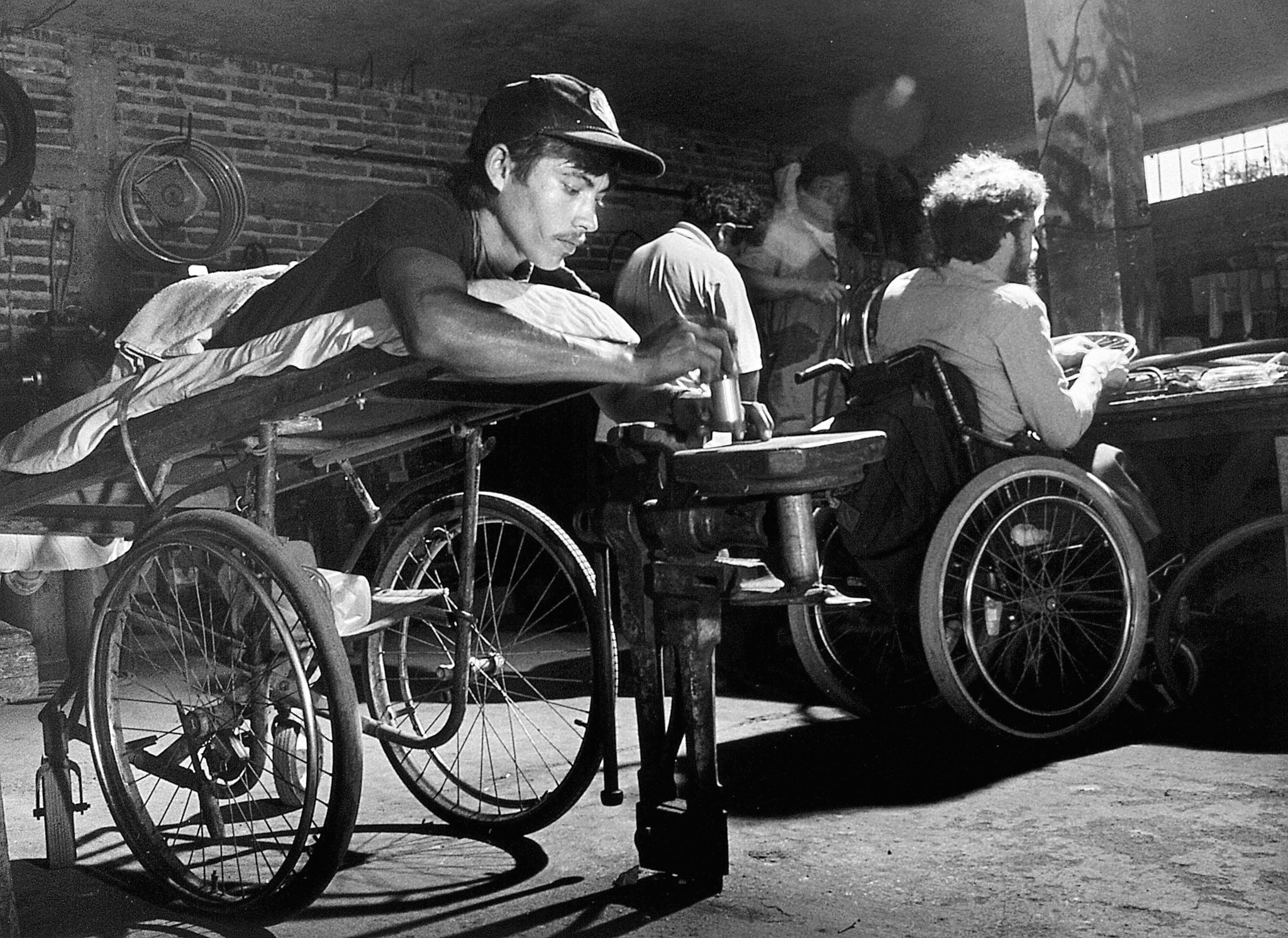 Marin Peres trabajando en la tienda de sillas de ruedas Ajoya.