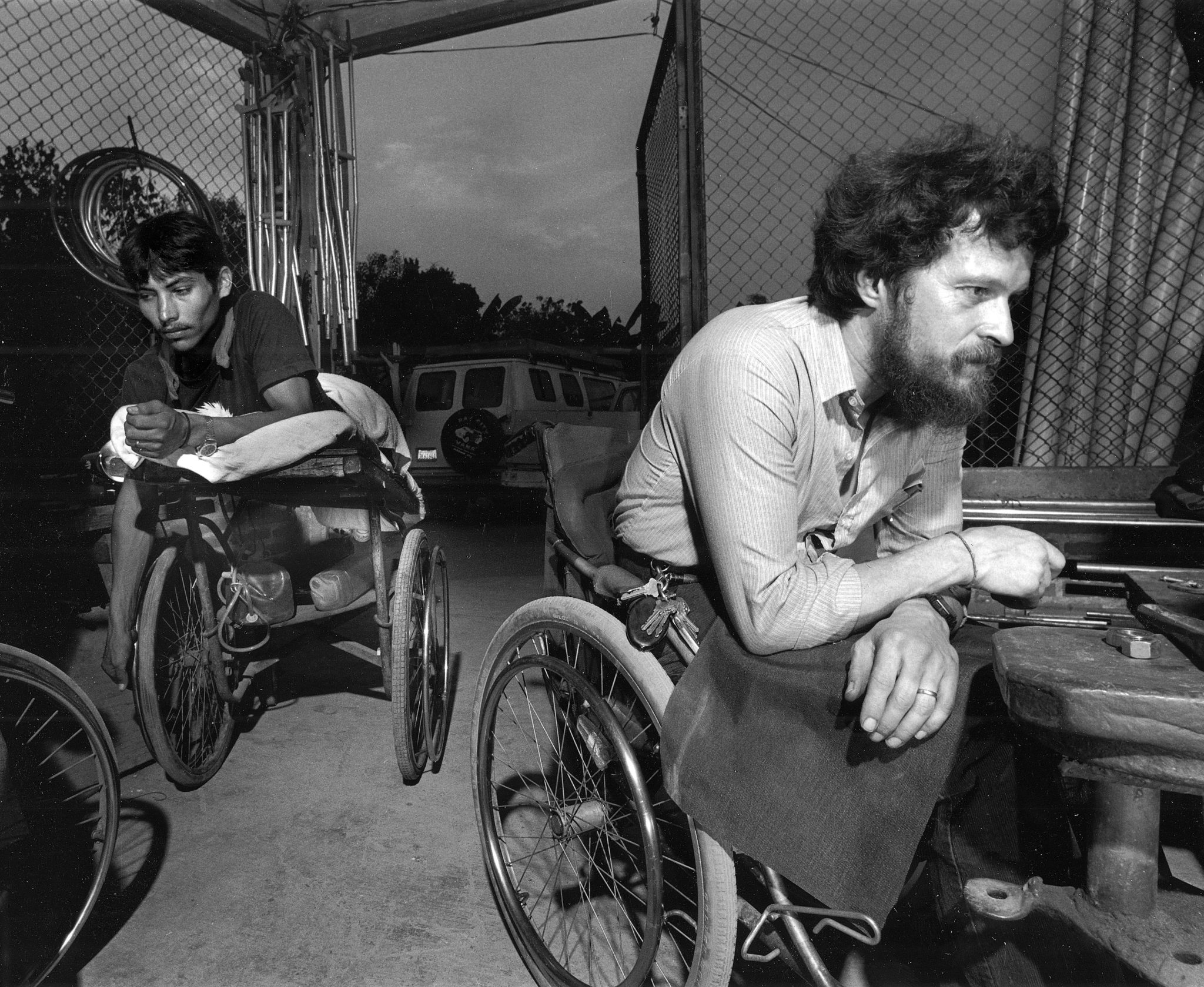 Ralf Hotchkiss, ingeniero y ciclista en silla de ruedas, enseña la fabricación de sillas de ruedas en el taller de Ajoya.