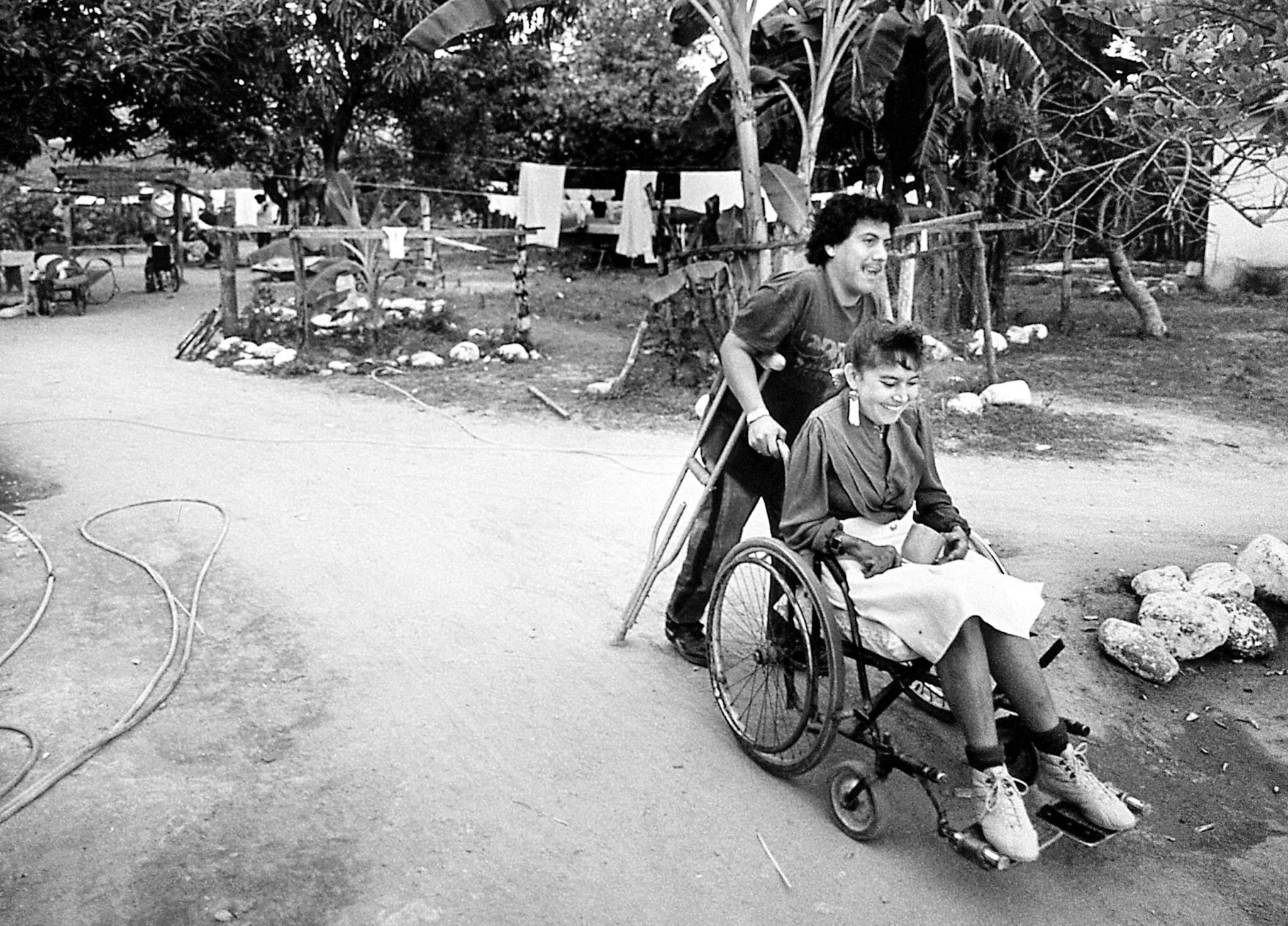 Las personas con discapacidad se ayudan mutuamente a moverse por el pueblo.