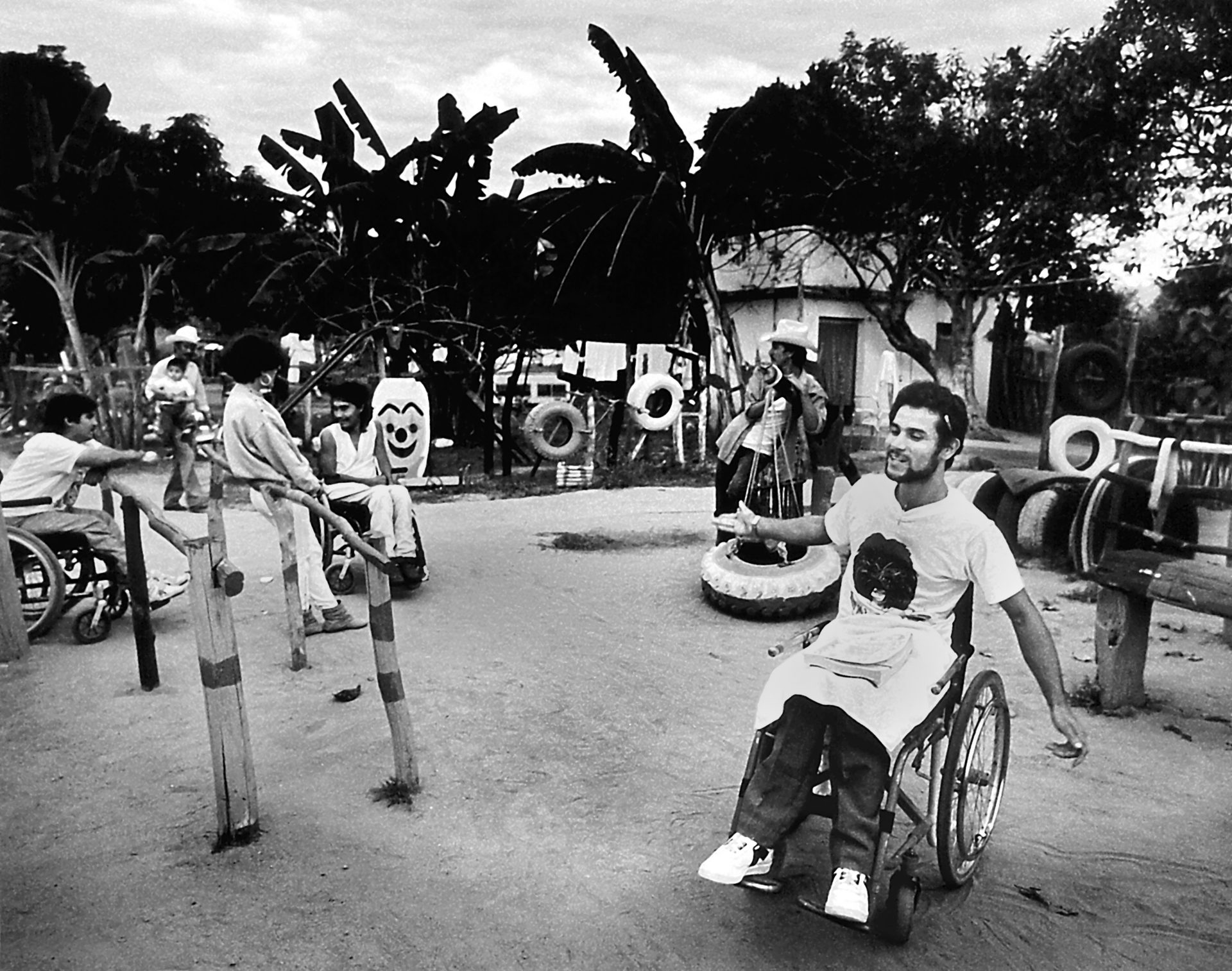 Al anochecer, el patio de recreo se llena de gente bailando de pie o en silla de ruedas, un carnaval que se ha vuelto un poco loco en la fina tradición de los surrealistas mexicanos.