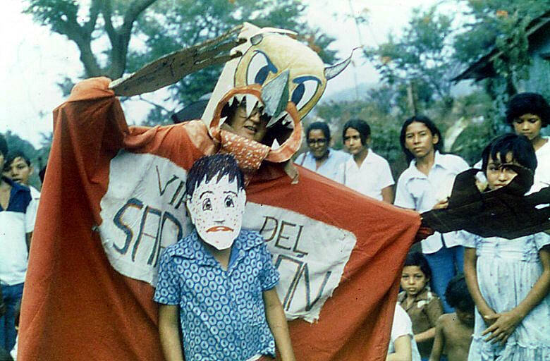 14. Cuando el monstruo vuelve a abrir los brazos, el público ve al niño con una máscara que mu–estra las manchas rojas del sarampión.