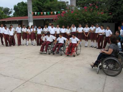Estudiantes en silla de ruedas en la escuela.