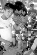 Niños en el taller de fabricación de juguetes.