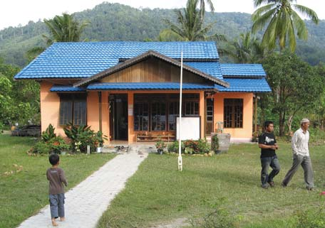 The ASRI Klinik with the rainforests of Ganung Palung National Park behind
