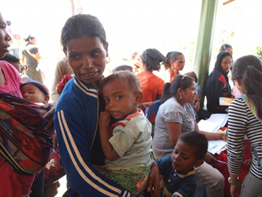 Women and children waiting at a SISCa health gathering.