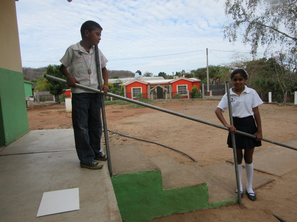To position the railings and uprights correctly, the schoolchildren helped take the necessary measurements of length, height and angles of the pipes.