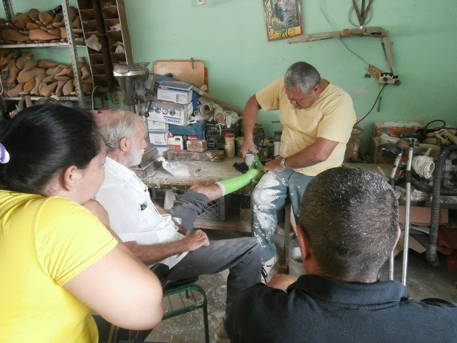 At the same time PROJIMO made new braces for Tomás, they also made one for me. Here Inex removes the cast on my newly operated foot, in order to take a cast for the brace.