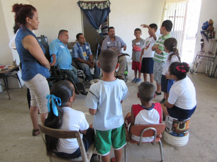 The children were encouraged to ask the Habilítate team members any questions they wanted about their lives and their disabilities. It was one of the first time most of the children had a chance to get to know persons with disabilities, and they were very curious. A lot of friendly exchange took place.