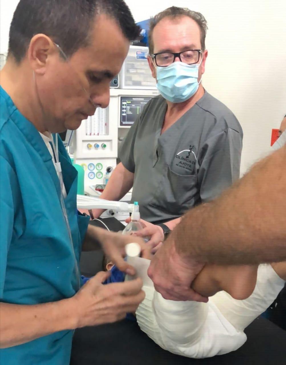 Dr. Renán, now with cancer so advanced he had to breath oxygen through a nose-tube, continued to volunteer at the Ajoya Clinic until weeks before he died.