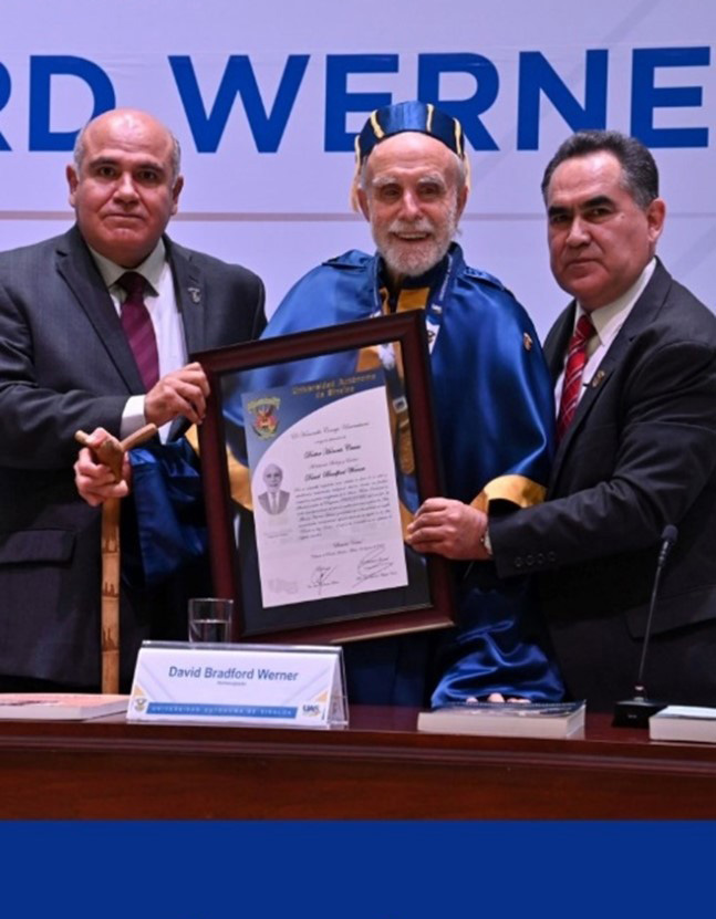 The rector of the Universidad Autónoma de Sinaloa, Jésus Madueña Molina (on right), presents David Werner with a diploma of Doctor Honoris Causa.